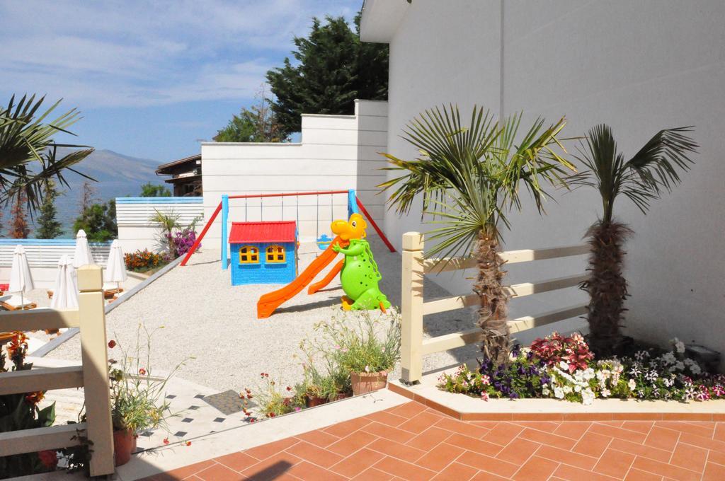 Coral Hotel & Resort Radhime Bagian luar foto