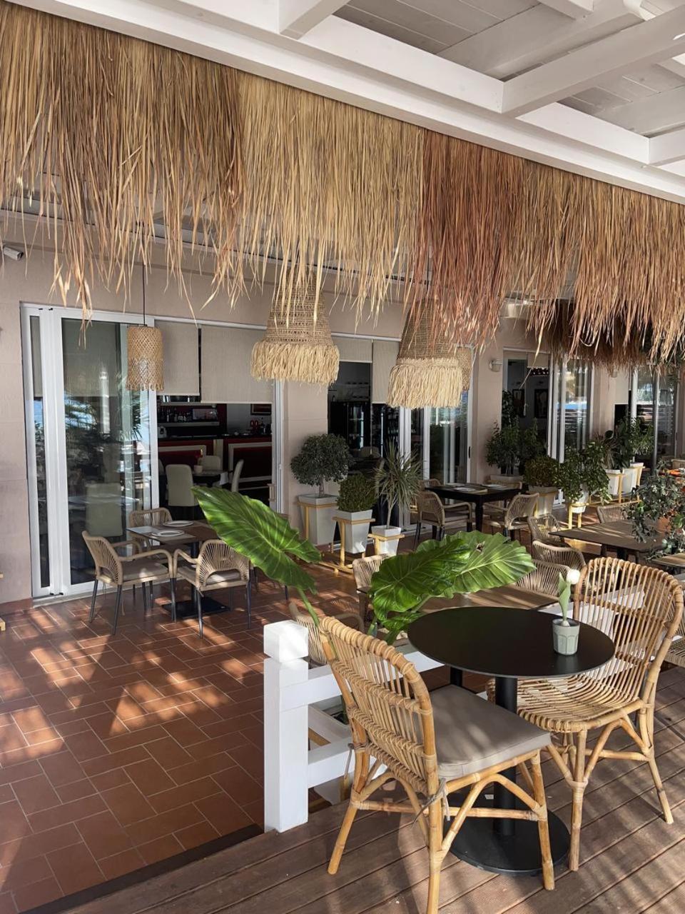 Coral Hotel & Resort Radhime Bagian luar foto