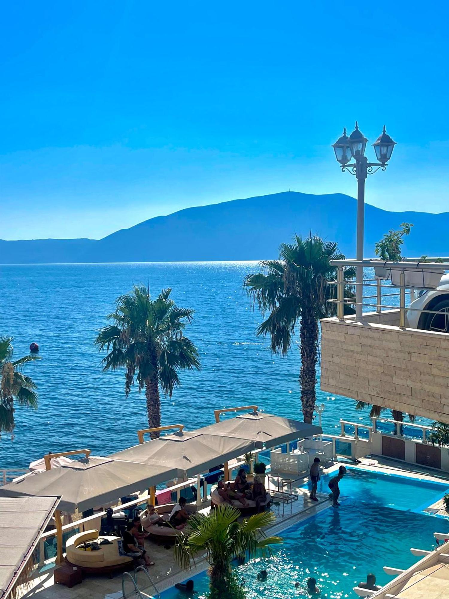 Coral Hotel & Resort Radhime Bagian luar foto