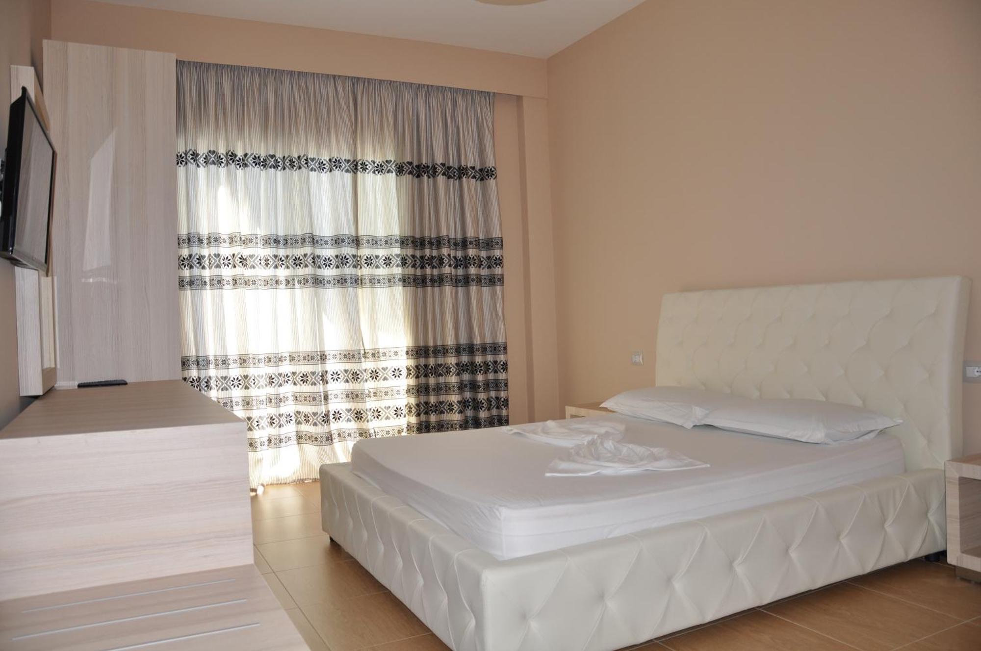 Coral Hotel & Resort Radhime Bagian luar foto